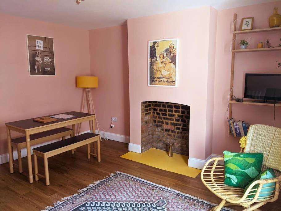 Stylish And Colourful Flat Minutes From The Beach Μάργκεϊτ Εξωτερικό φωτογραφία