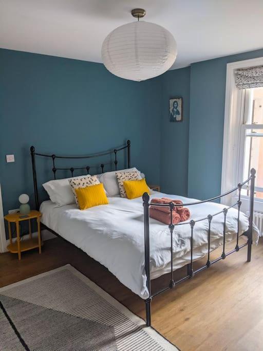 Stylish And Colourful Flat Minutes From The Beach Μάργκεϊτ Εξωτερικό φωτογραφία